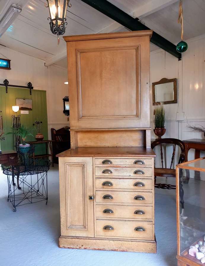 Late 19th century scumbled pine dresser