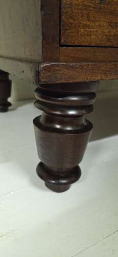 Mid 19th Century Mahogany chest of drawers by Gillows