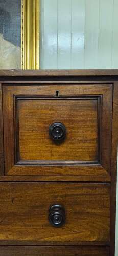Mid 19th Century Mahogany chest of drawers by Gillows