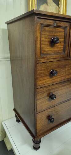 Mid 19th Century Mahogany chest of drawers by Gillows